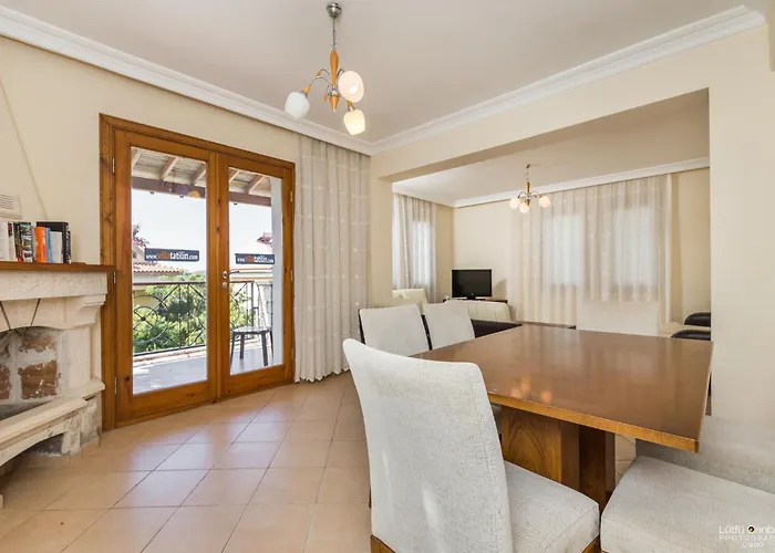 ホテル Perdikia Hill And 3*